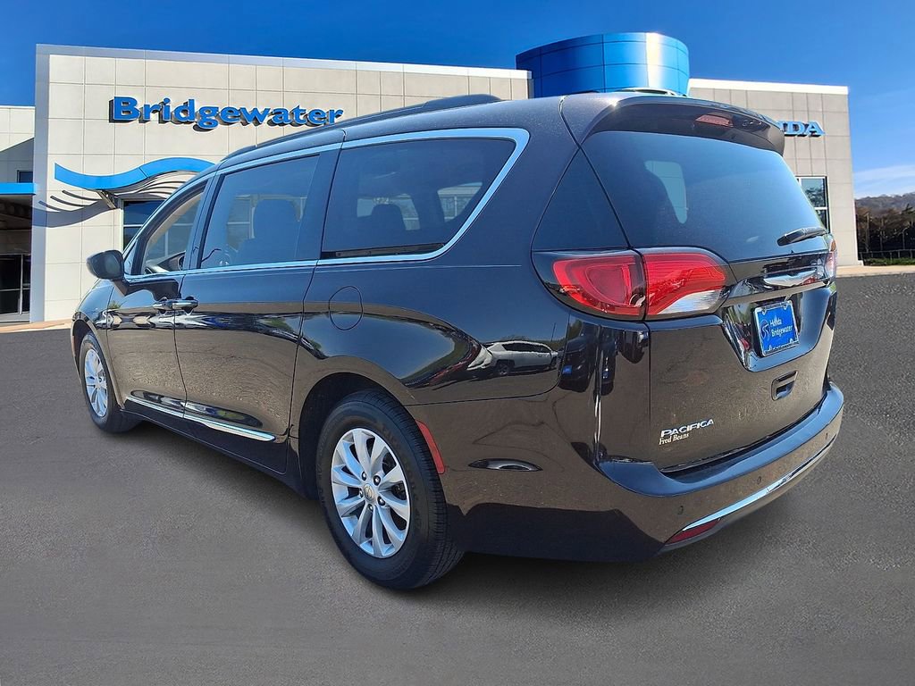 Used 2017 Chrysler Pacifica Touring-L FWD image 4