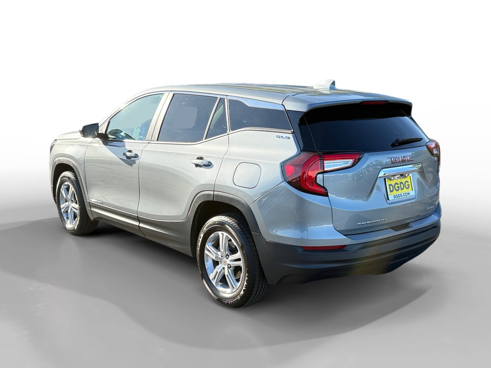 Used 2024 GMC Terrain SLE image 3