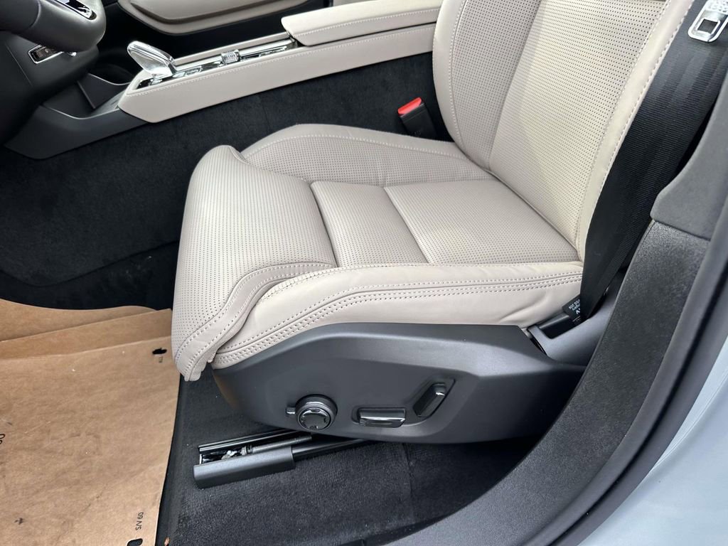 New 2026 Volvo XC90 B6 Ultra w/ Protection Package image 16