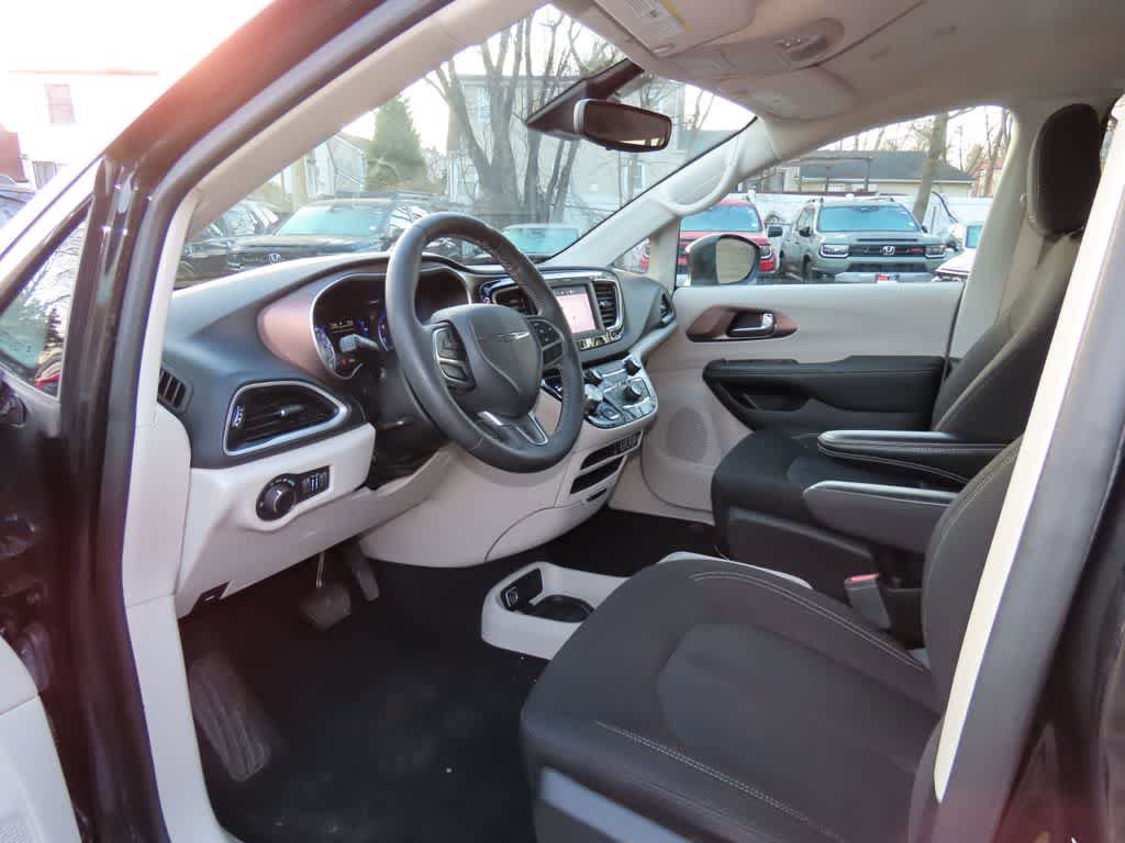 Used 2023 Chrysler Voyager LX video 2