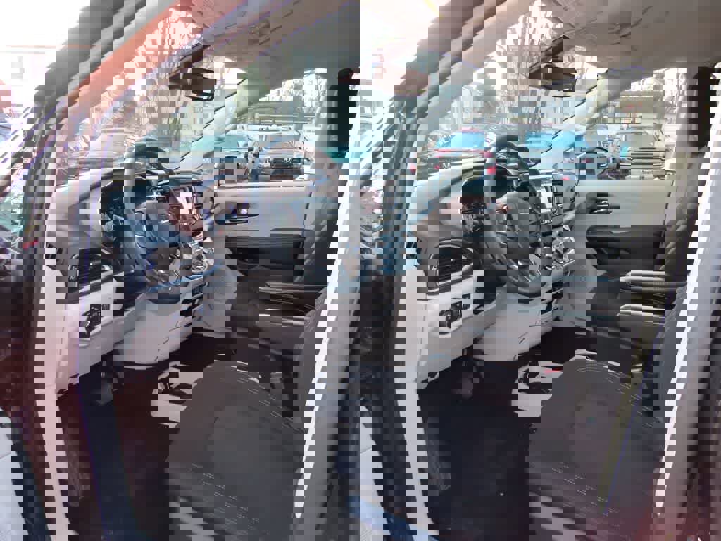 Used 2023 Chrysler Voyager LX image 2