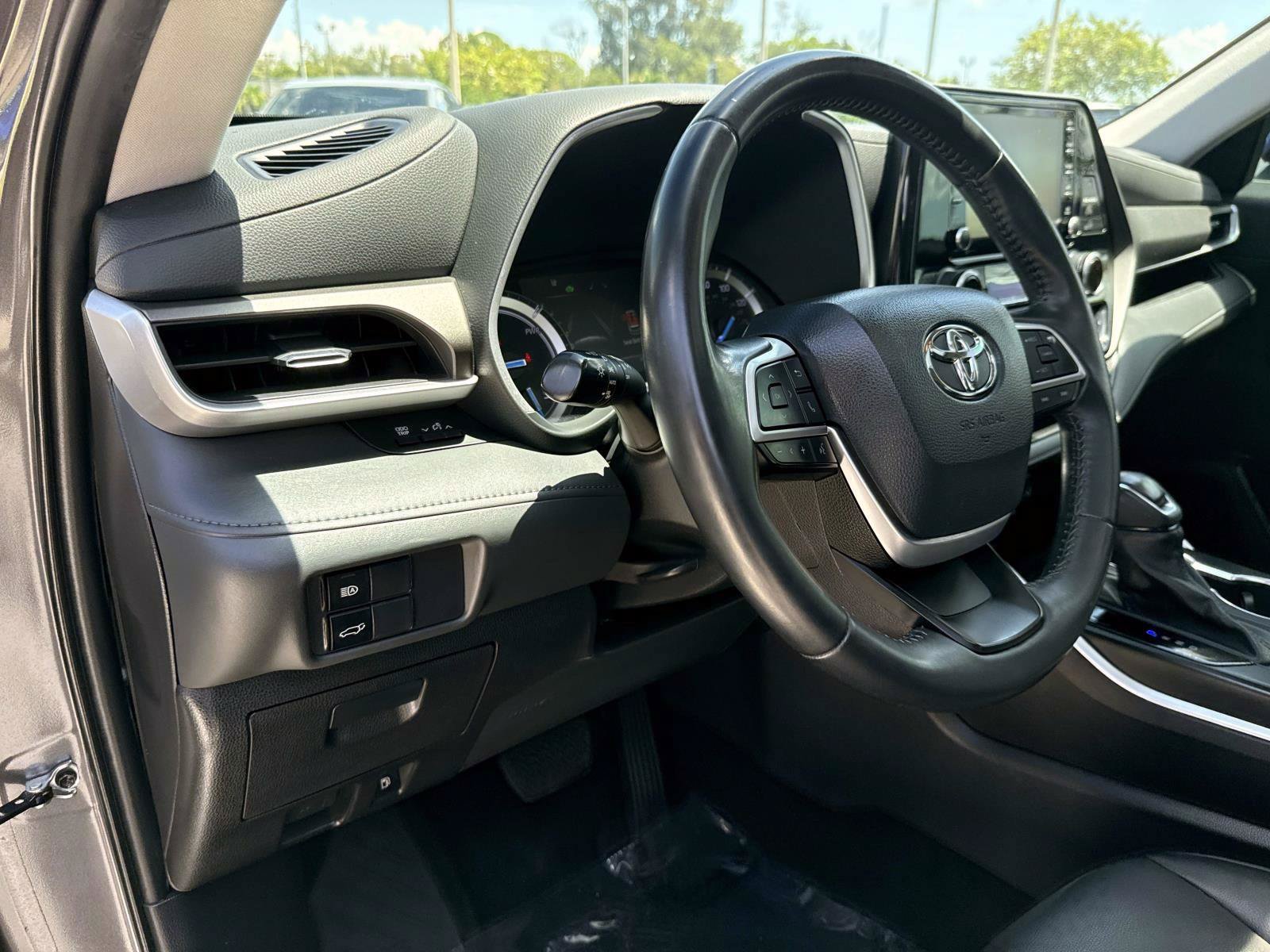 Used 2022 Toyota Highlander XLE AWD/4WD image 20