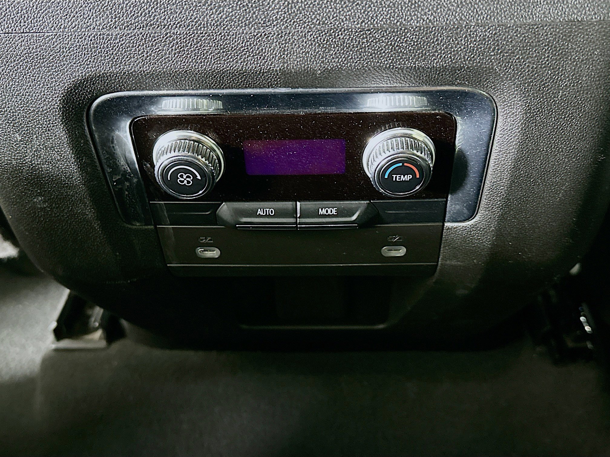 Used 2024 GMC Yukon SLT image 27