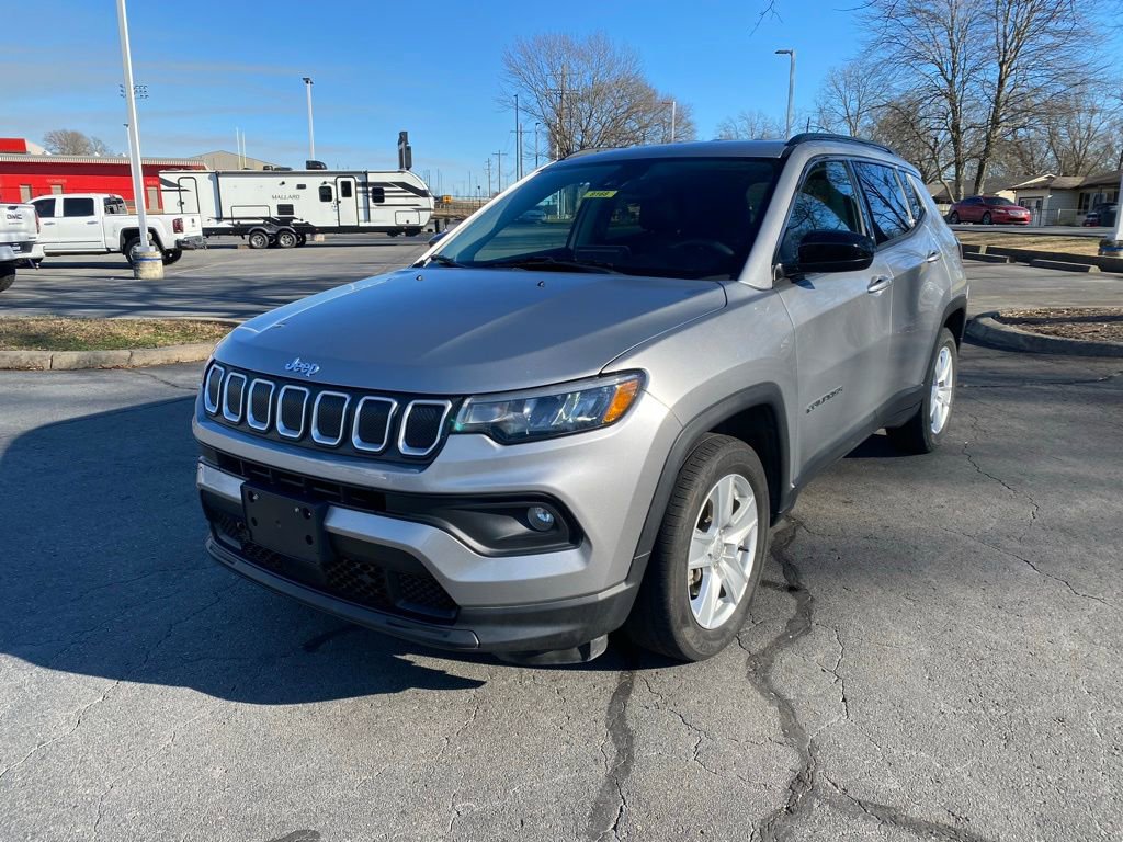 Used 2022 Jeep Compass Latitude image 3