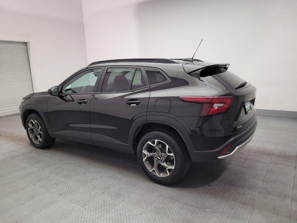 Used 2025 Chevrolet Trax LT w/ LT Convenience Package FWD image 3