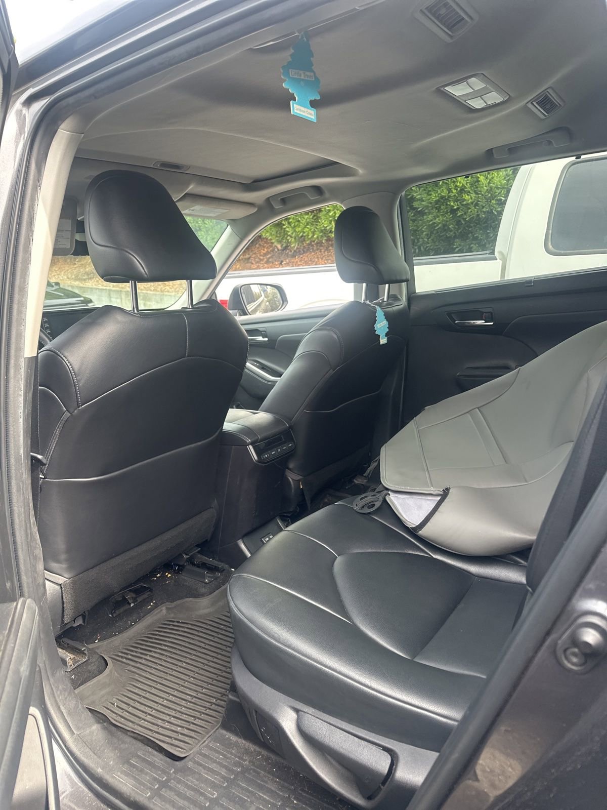 Used 2022 Toyota Highlander XLE AWD/4WD image 9