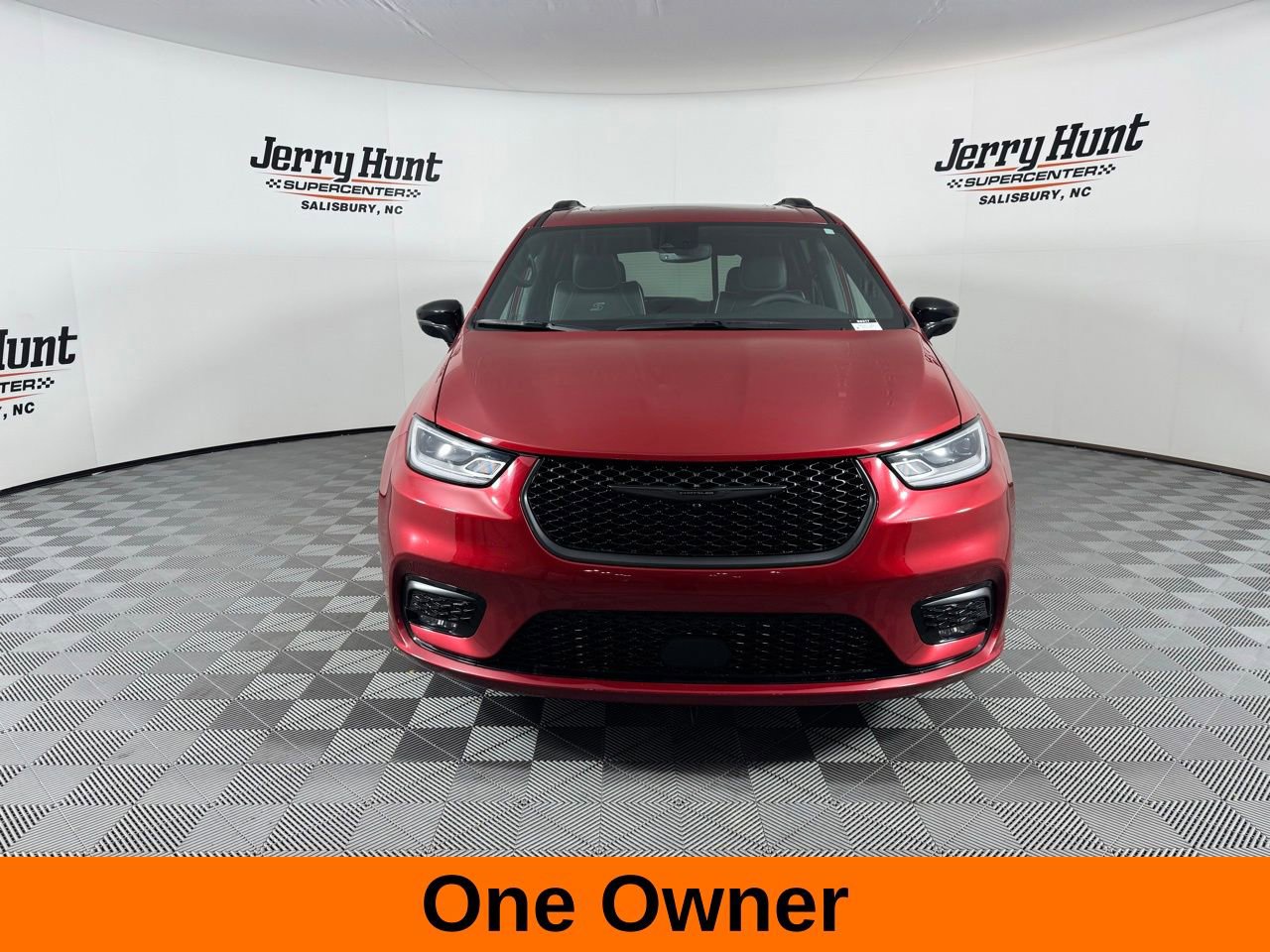 Used 2025 Chrysler Pacifica Limited image 5