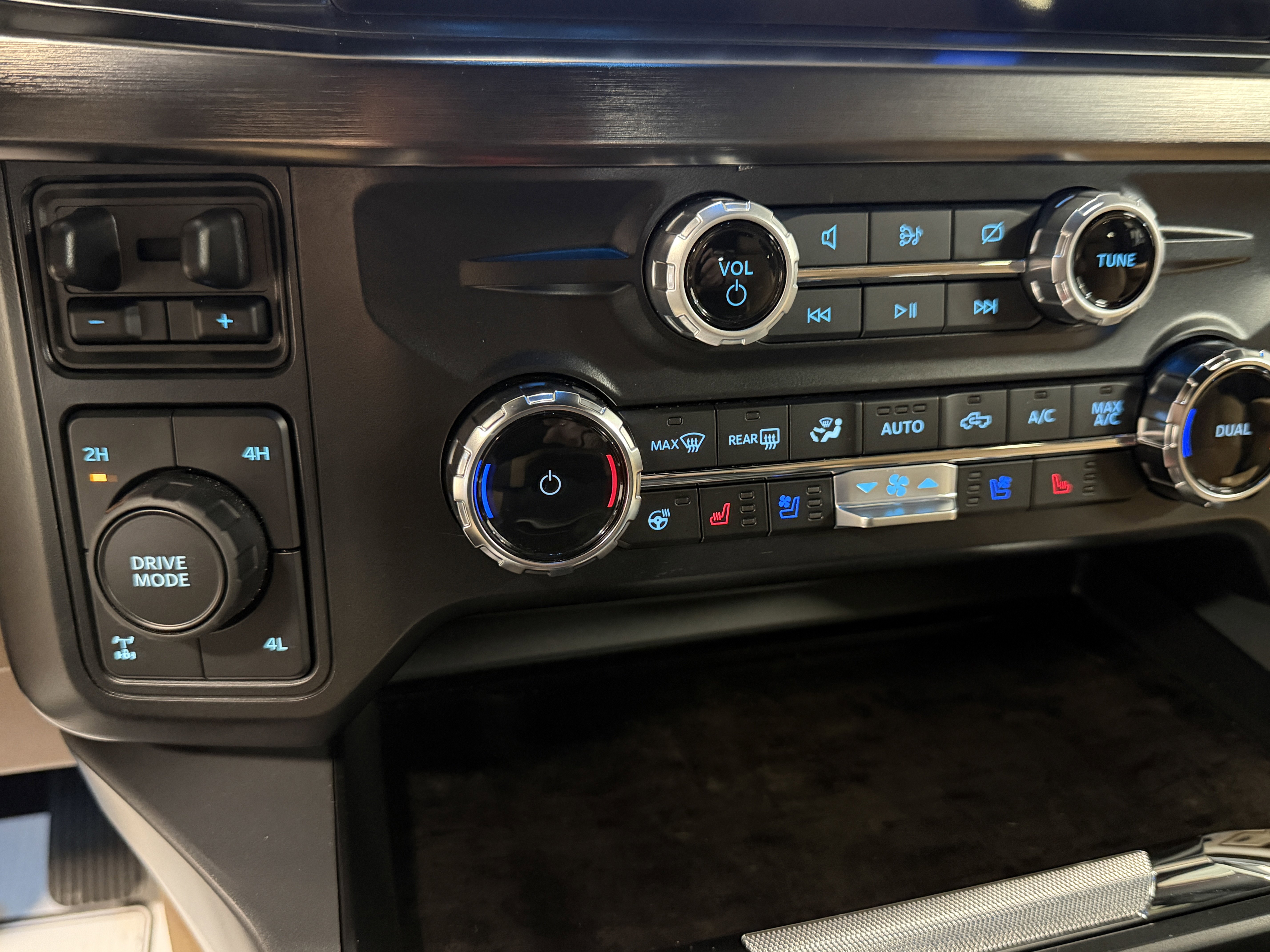 Used 2024 Ford F350 Lariat w/ Lariat Ultimate Package AWD/4WD image 13