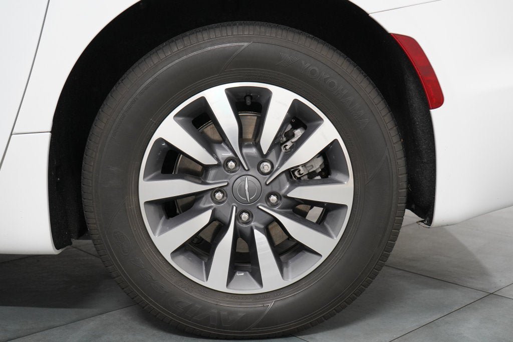 Used 2024 Chrysler Pacifica Limited FWD image 31