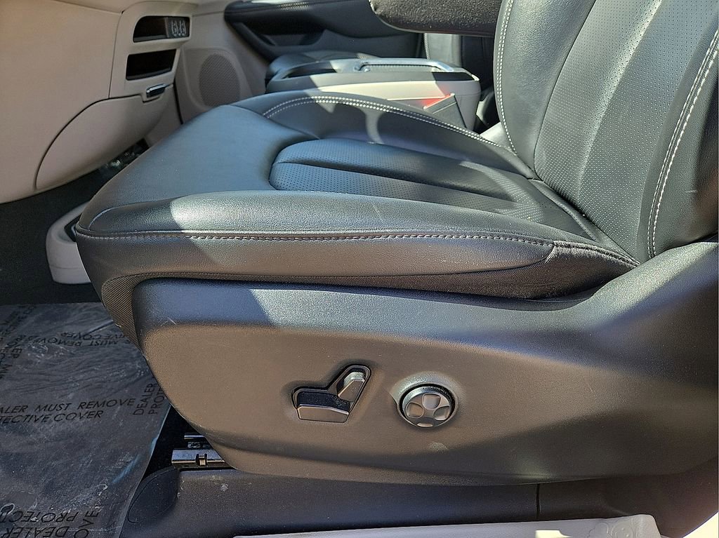 Used 2024 Chrysler Pacifica Select image 24