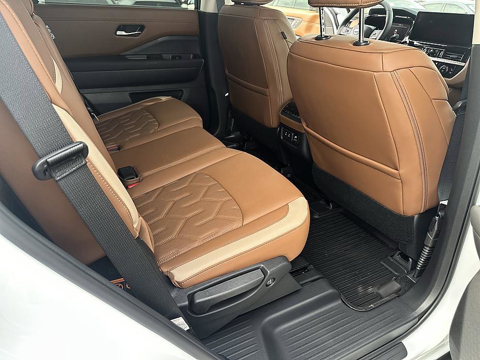 Certified 2026 Nissan Pathfinder Platinum image 16