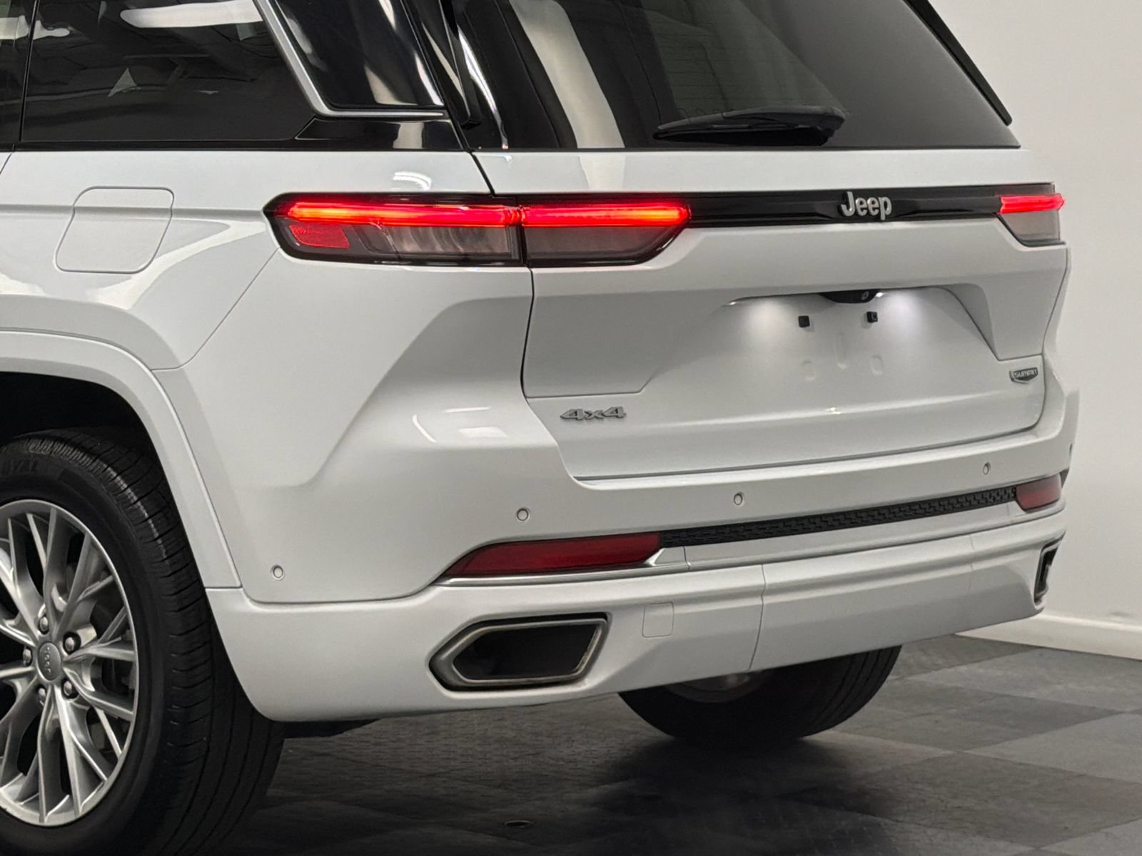 Used 2022 Jeep Grand Cherokee Summit AWD/4WD image 6