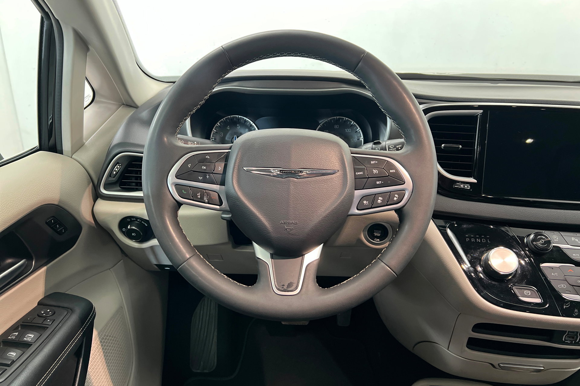 Used 2024 Chrysler Pacifica Touring-L FWD image 12
