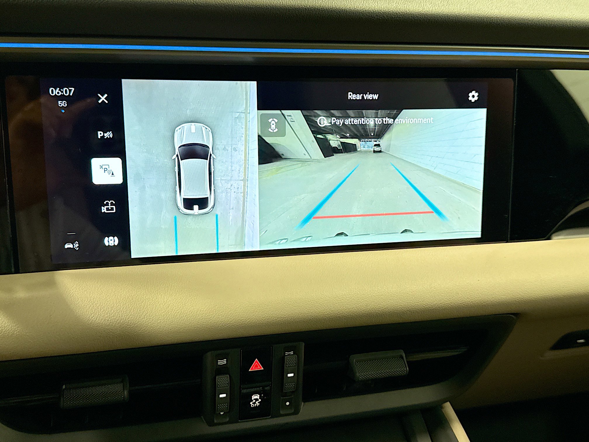 Certified 2025 Porsche Macan 4 Electric image 32