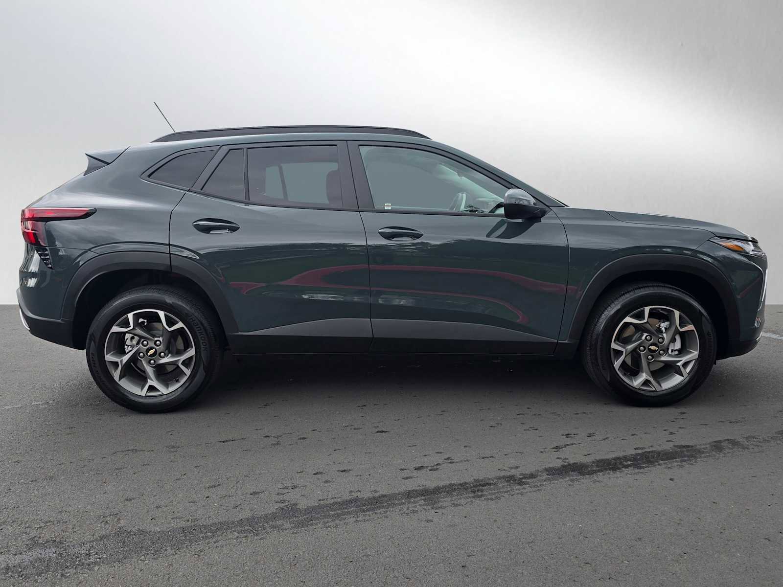 Used 2025 Chevrolet Trax LT image 2