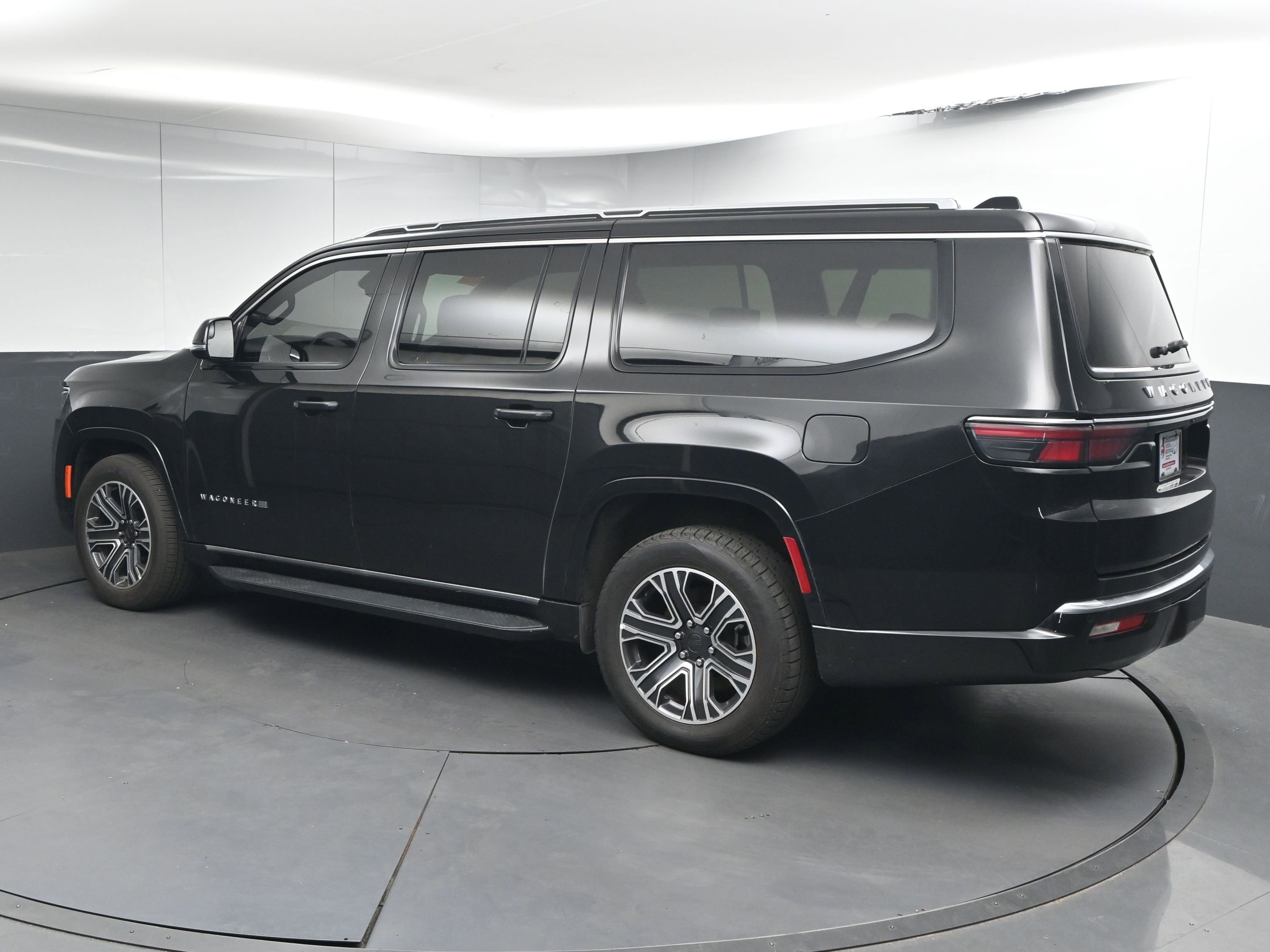 Used 2024 Jeep Wagoneer L Series II w/ Flexible Seating Group image 6