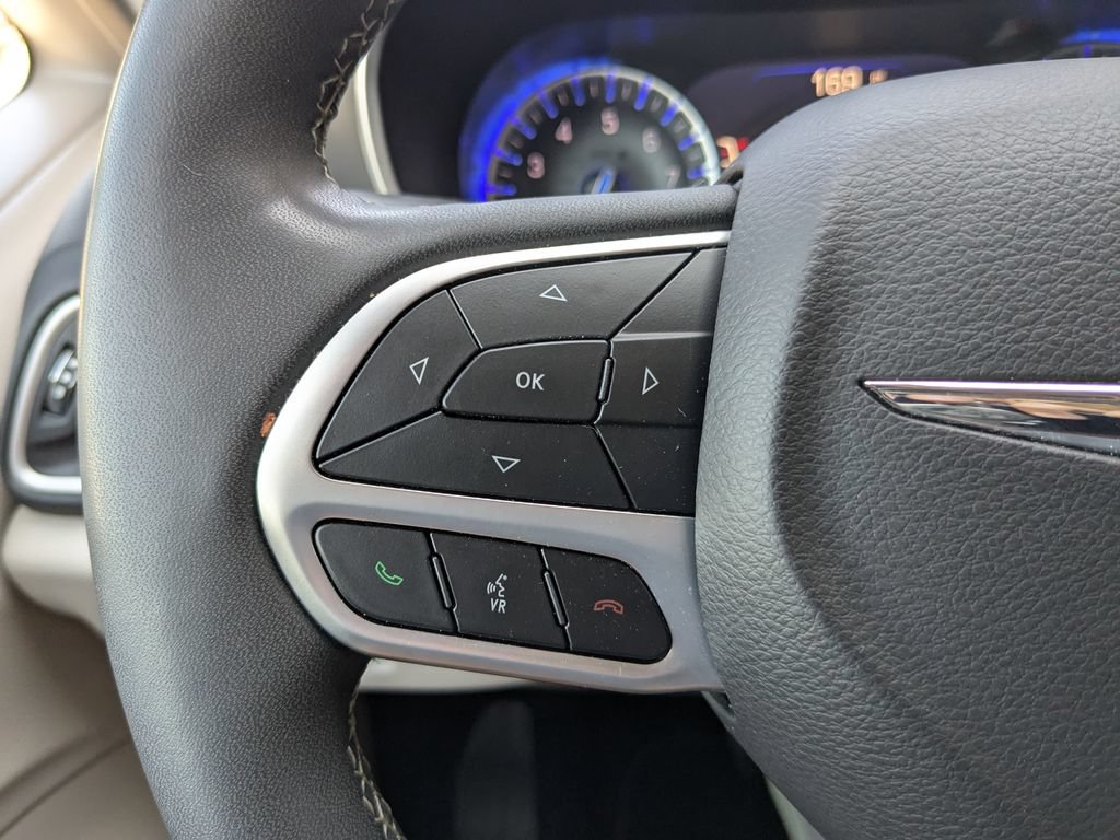 Used 2024 Chrysler Pacifica Touring-L FWD image 18