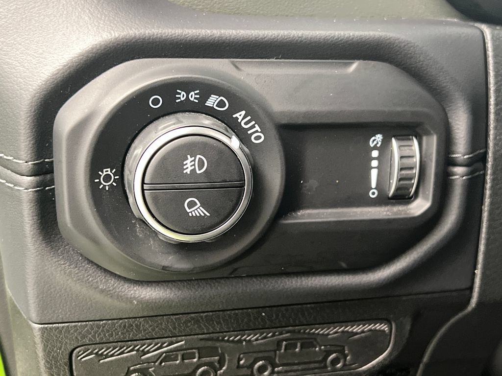 Used 2025 Jeep Gladiator Mojave w/ Convenience Group AWD/4WD image 32