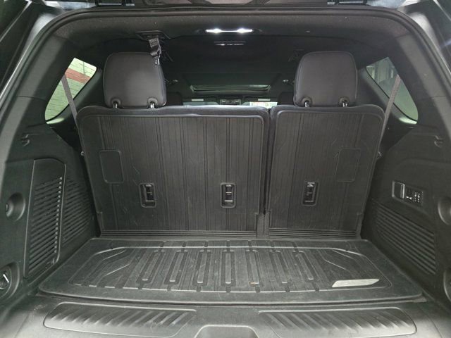 Used 2023 GMC Yukon SLT w/ SLT Premium Package image 13