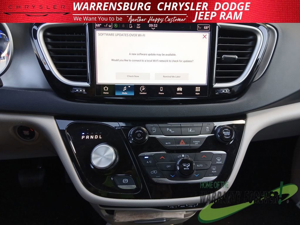 Used 2023 Chrysler Pacifica Touring-L image 23