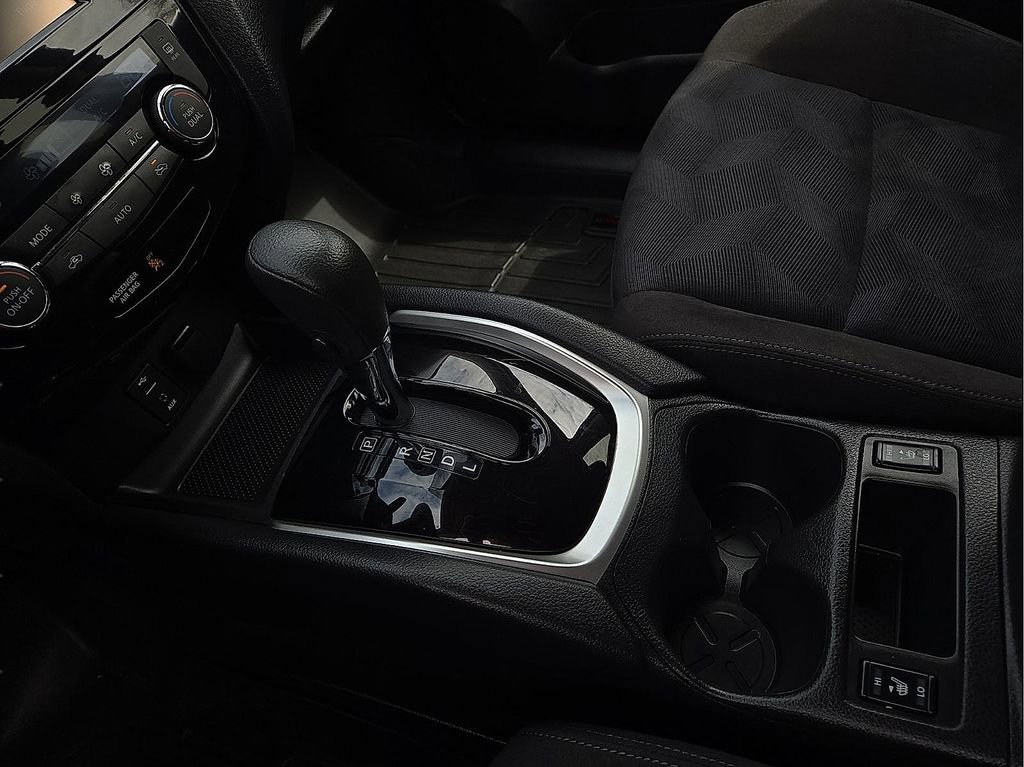 Used 2016 Nissan Rogue SV w/ SV Premium Package image 21