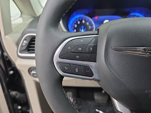 Used 2024 Chrysler Pacifica Touring-L FWD image 17