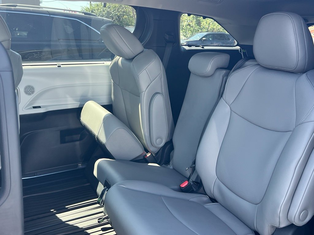 Used 2026 Toyota Sienna XLE FWD image 8