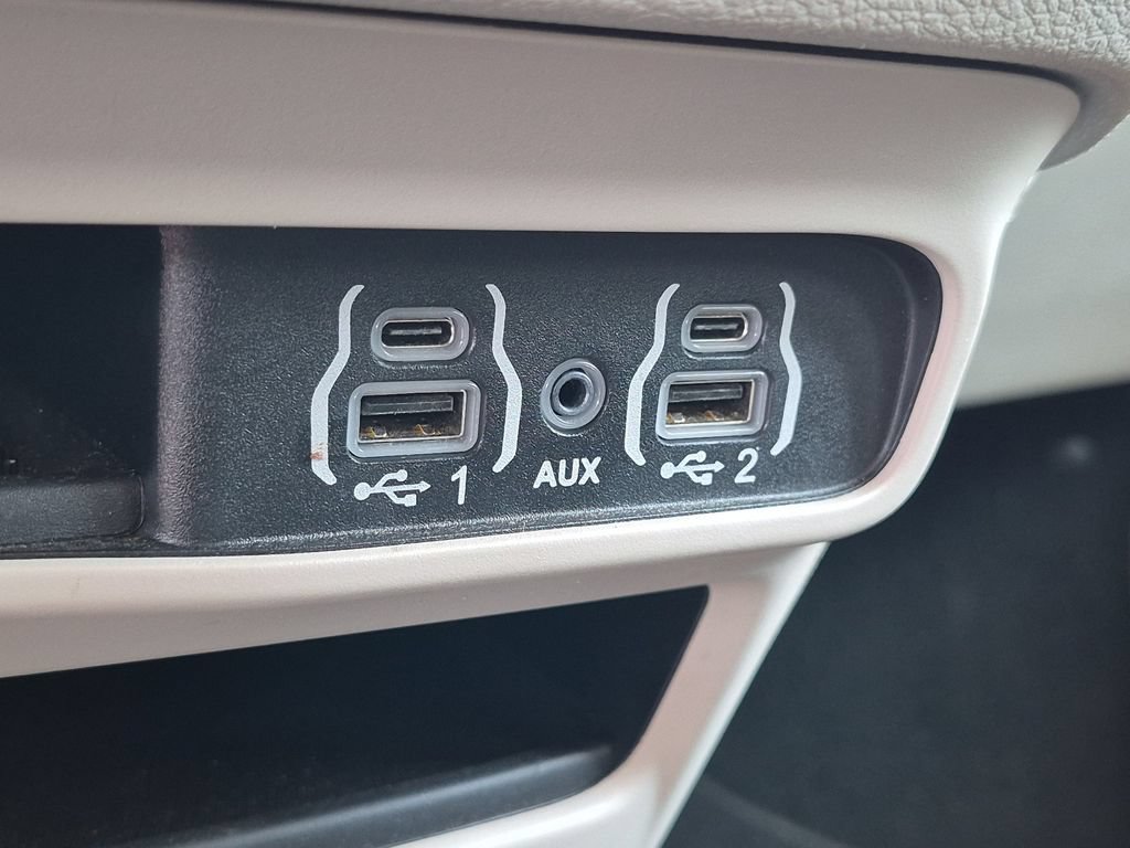 Used 2023 Chrysler Pacifica Touring-L FWD image 29