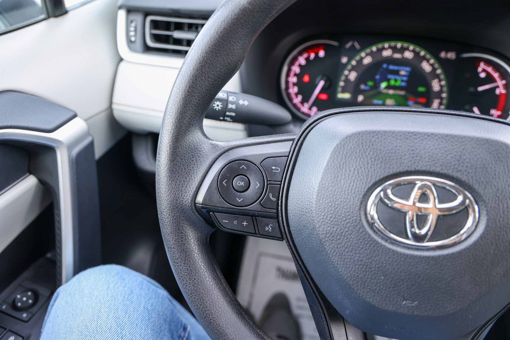Certified 2025 Toyota RAV4 XLE w/ Convenience Package FWD image 17