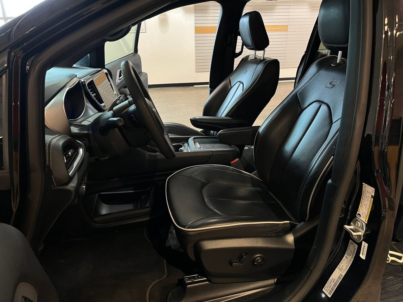 Used 2025 Chrysler Pacifica Limited image 29