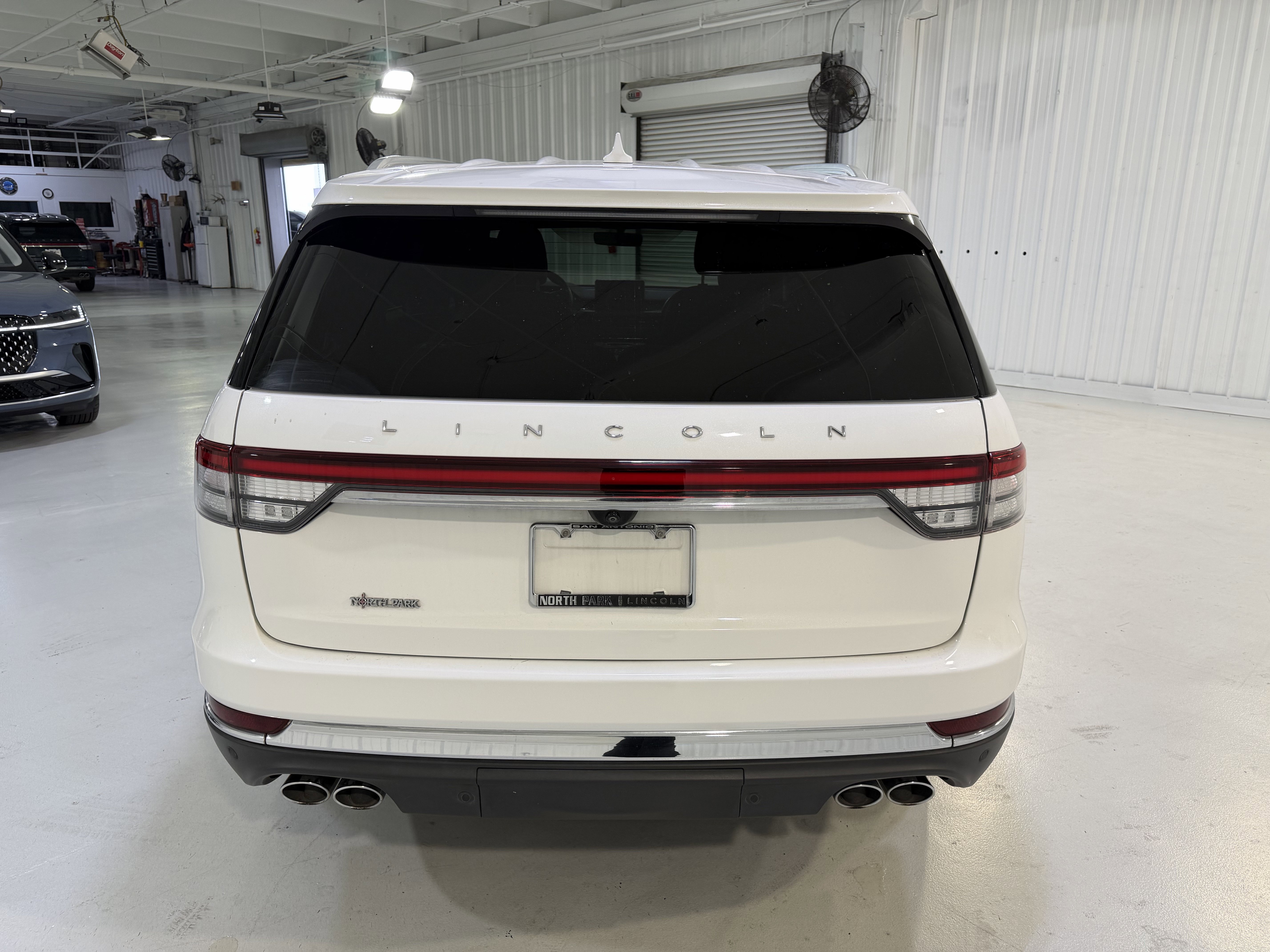 Used 2023 Lincoln Aviator Reserve w/ Equipment Group 201A RWD image 4