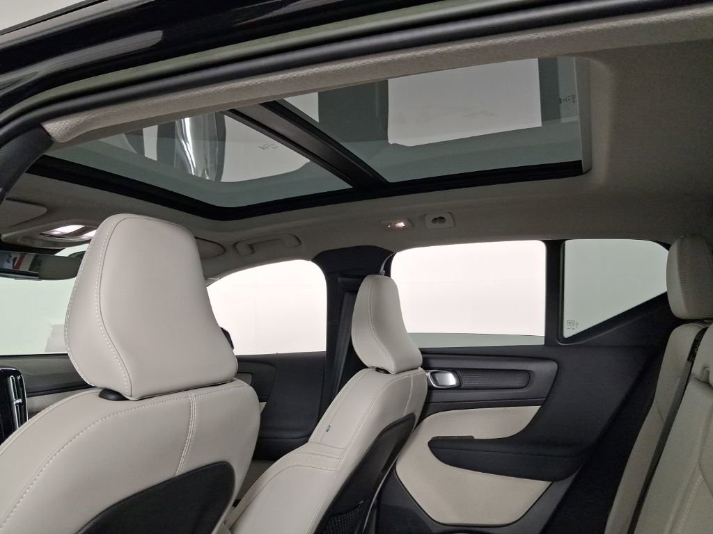 Certified 2023 Volvo XC40 B5 Plus w/ Climate Package AWD/4WD image 18