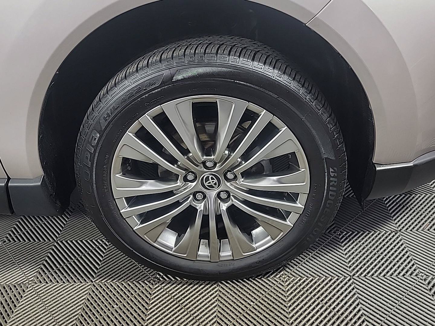 Used 2024 Toyota Venza Limited AWD/4WD image 3