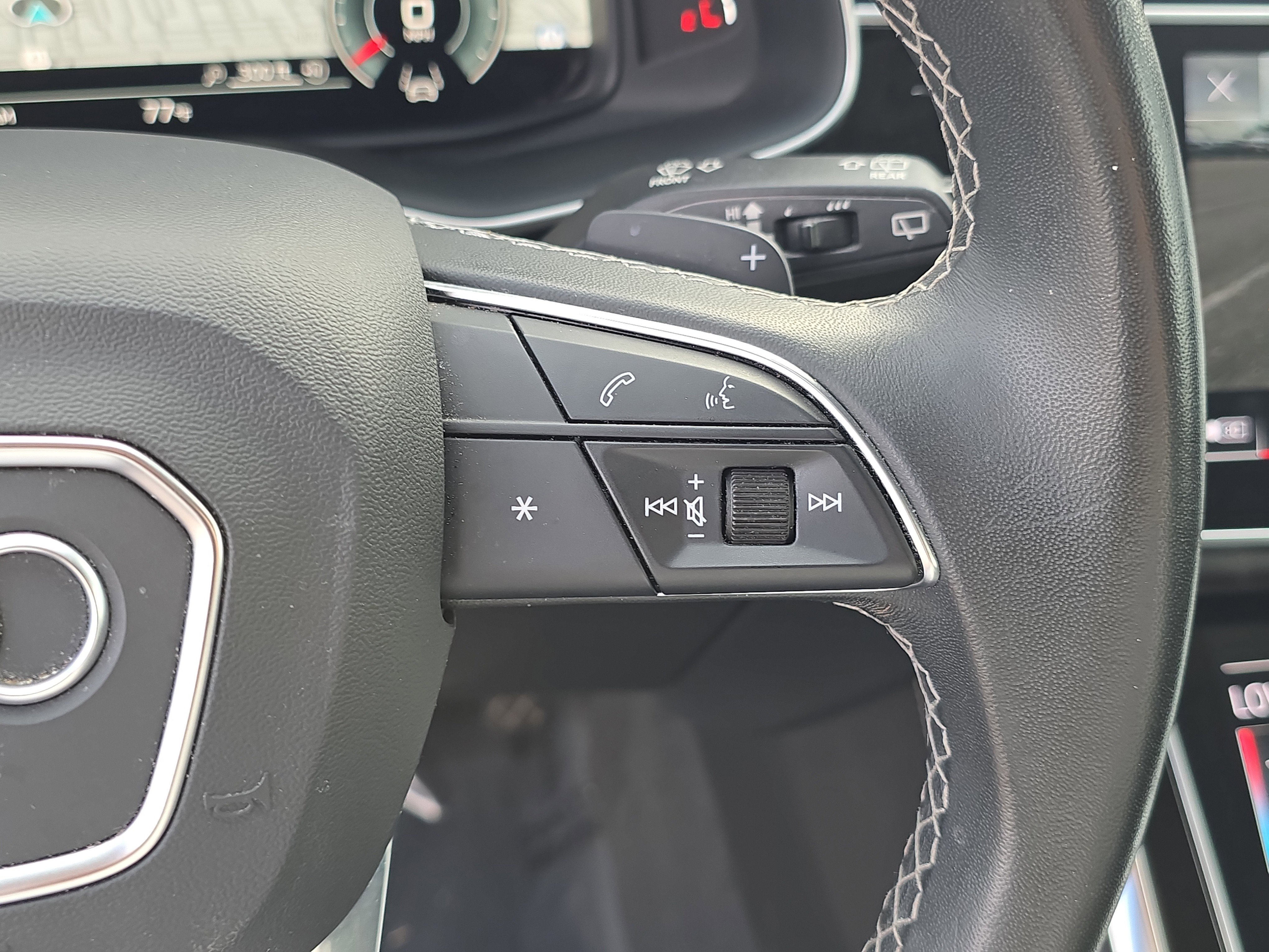 Used 2023 Audi Q8 Prestige image 31