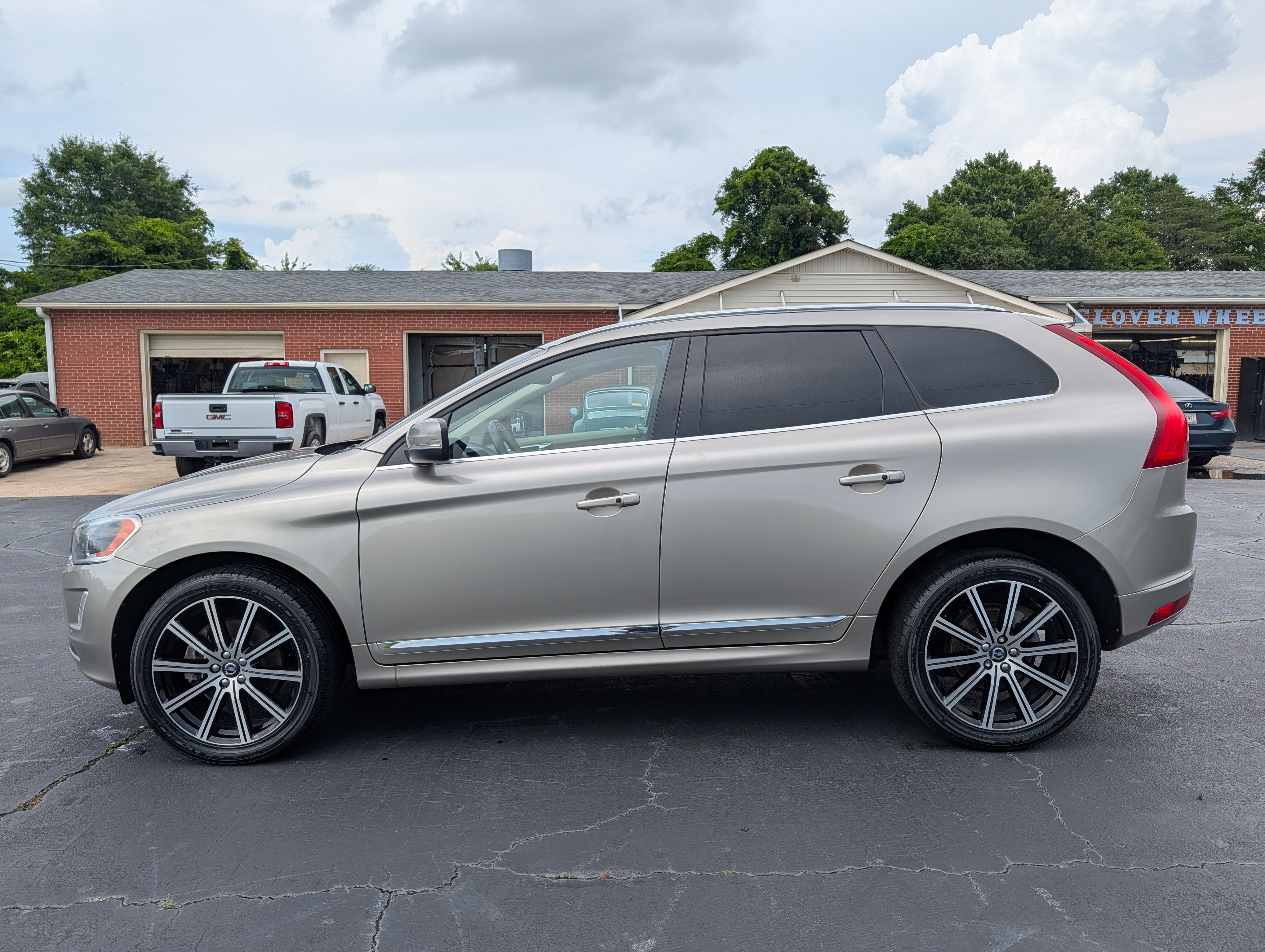 Used 2016 Volvo XC60 T5 Platinum w/ Climate Package FWD image 9