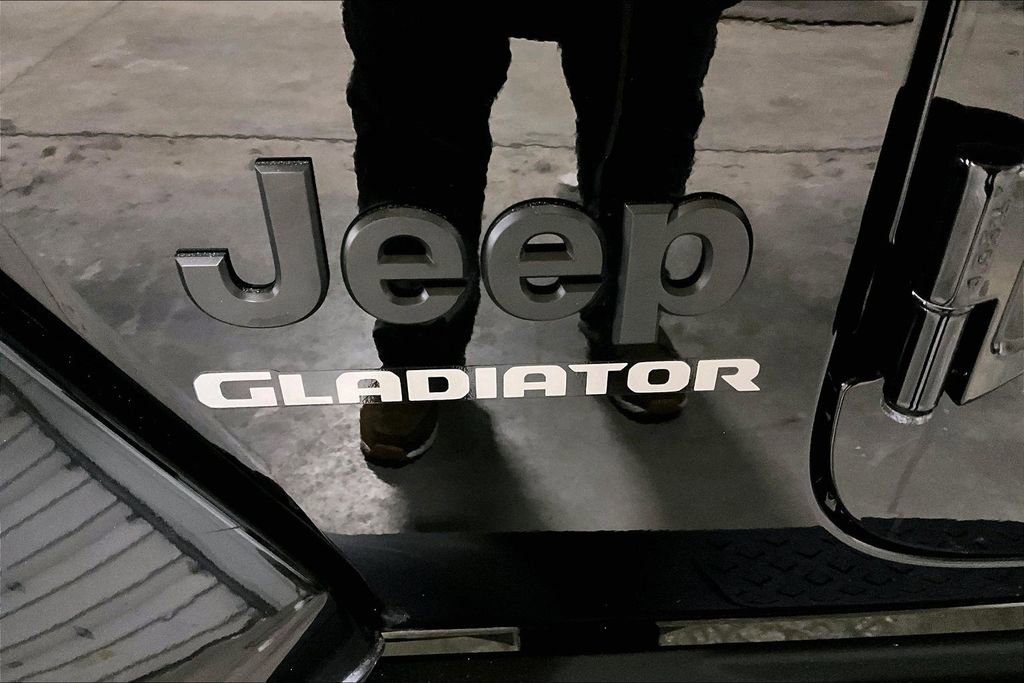 Used 2022 Jeep Gladiator Overland image 26