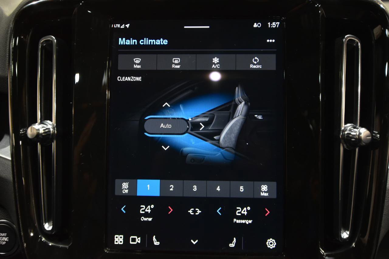 Used 2025 Volvo XC40 B5 Core image 26