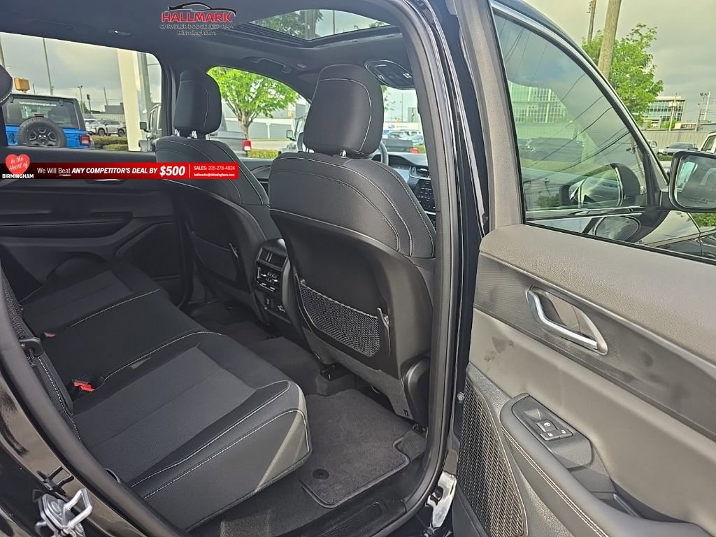 Used 2025 Jeep Grand Cherokee Laredo X w/ Luxury Tech Group I image 19