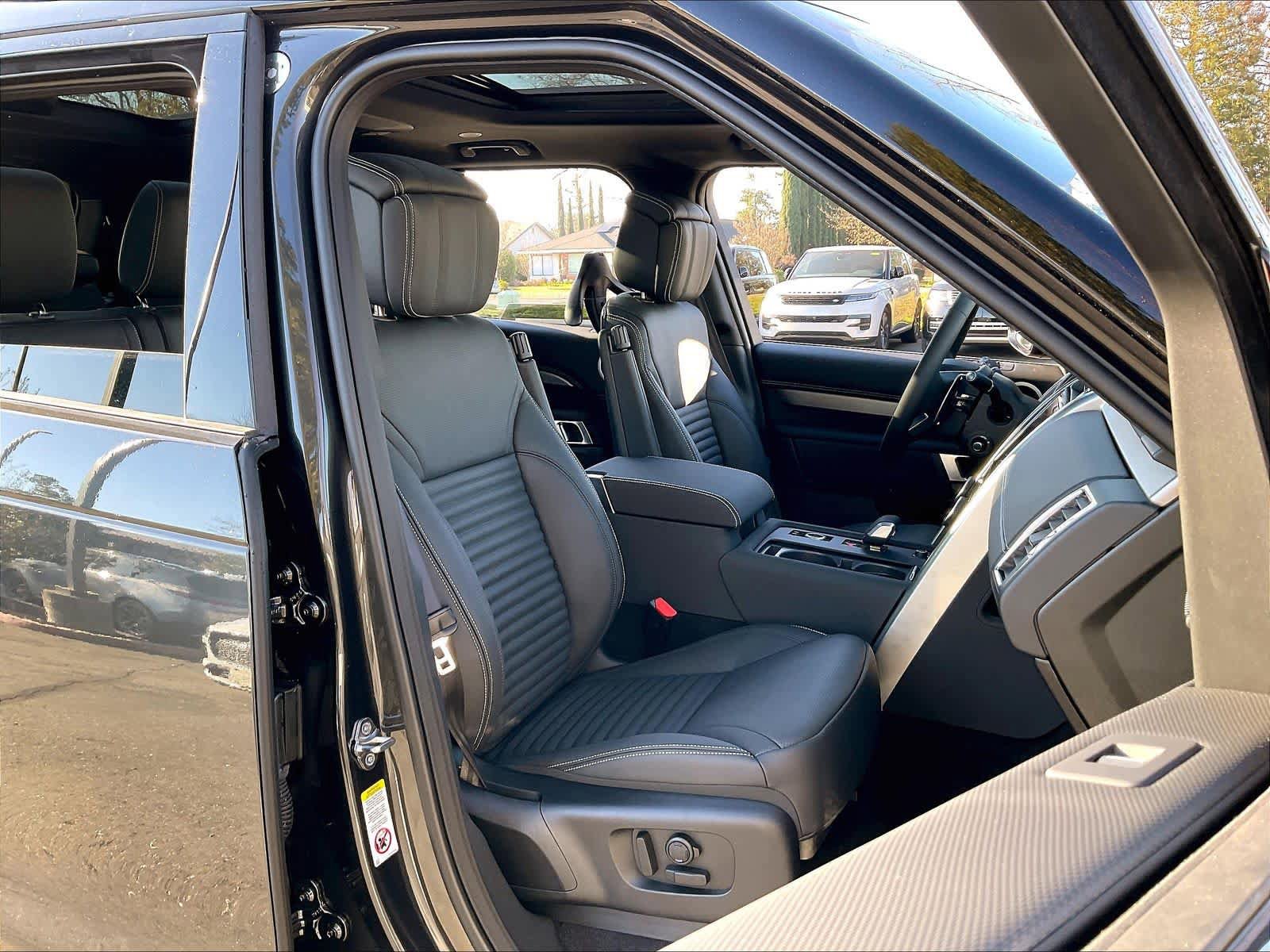 New 2026 Land Rover Discovery Limited Edition AWD/4WD image 32