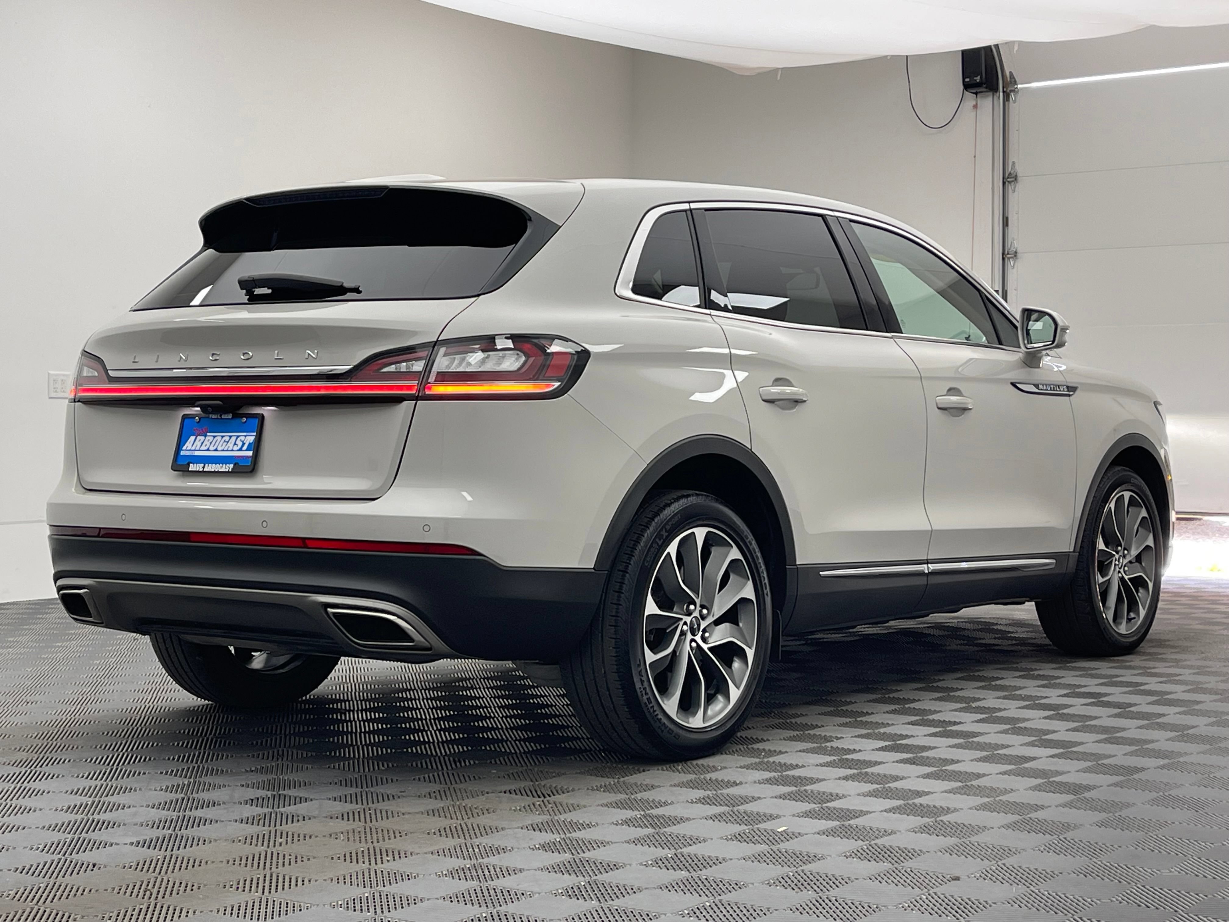 Used 2023 Lincoln Nautilus Reserve AWD/4WD image 9