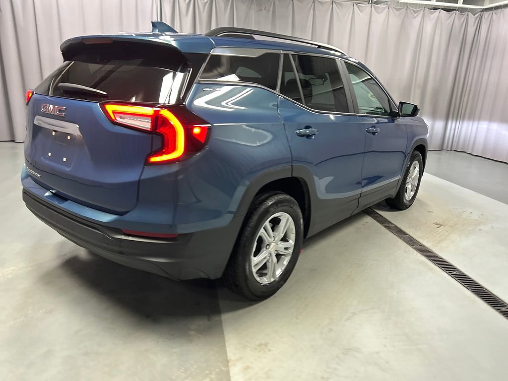 Used 2024 GMC Terrain SLE w/ Driver Convenience Package FWD image 7
