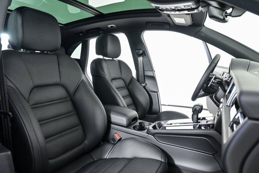 Used 2026 Porsche Macan AWD/4WD image 24