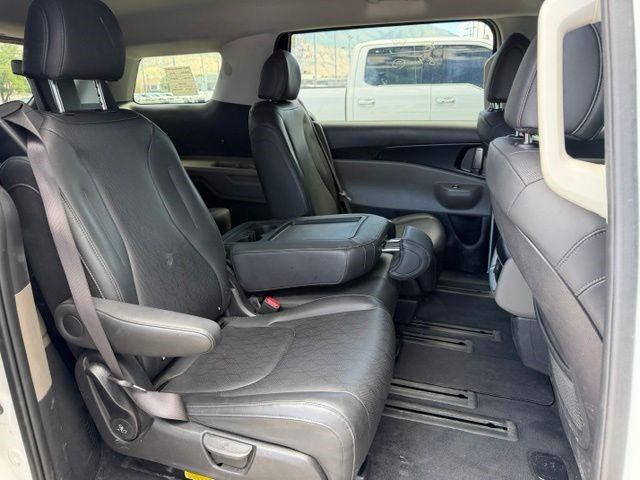 Used 2025 Kia Carnival FWD image 10