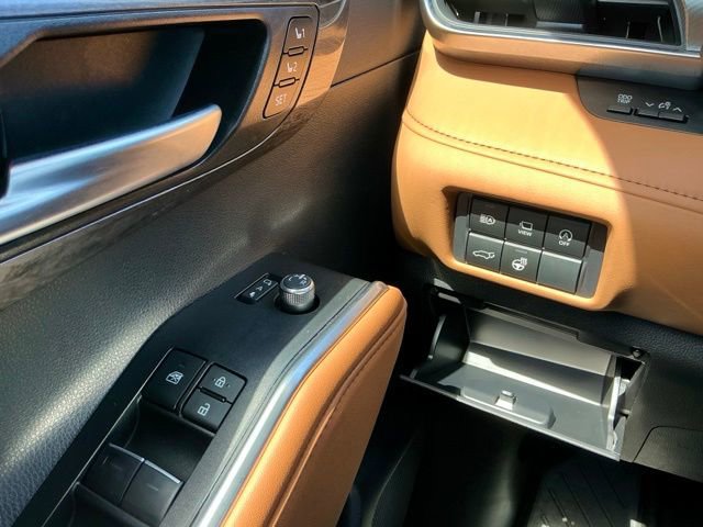 Used 2025 Toyota Highlander Platinum image 21