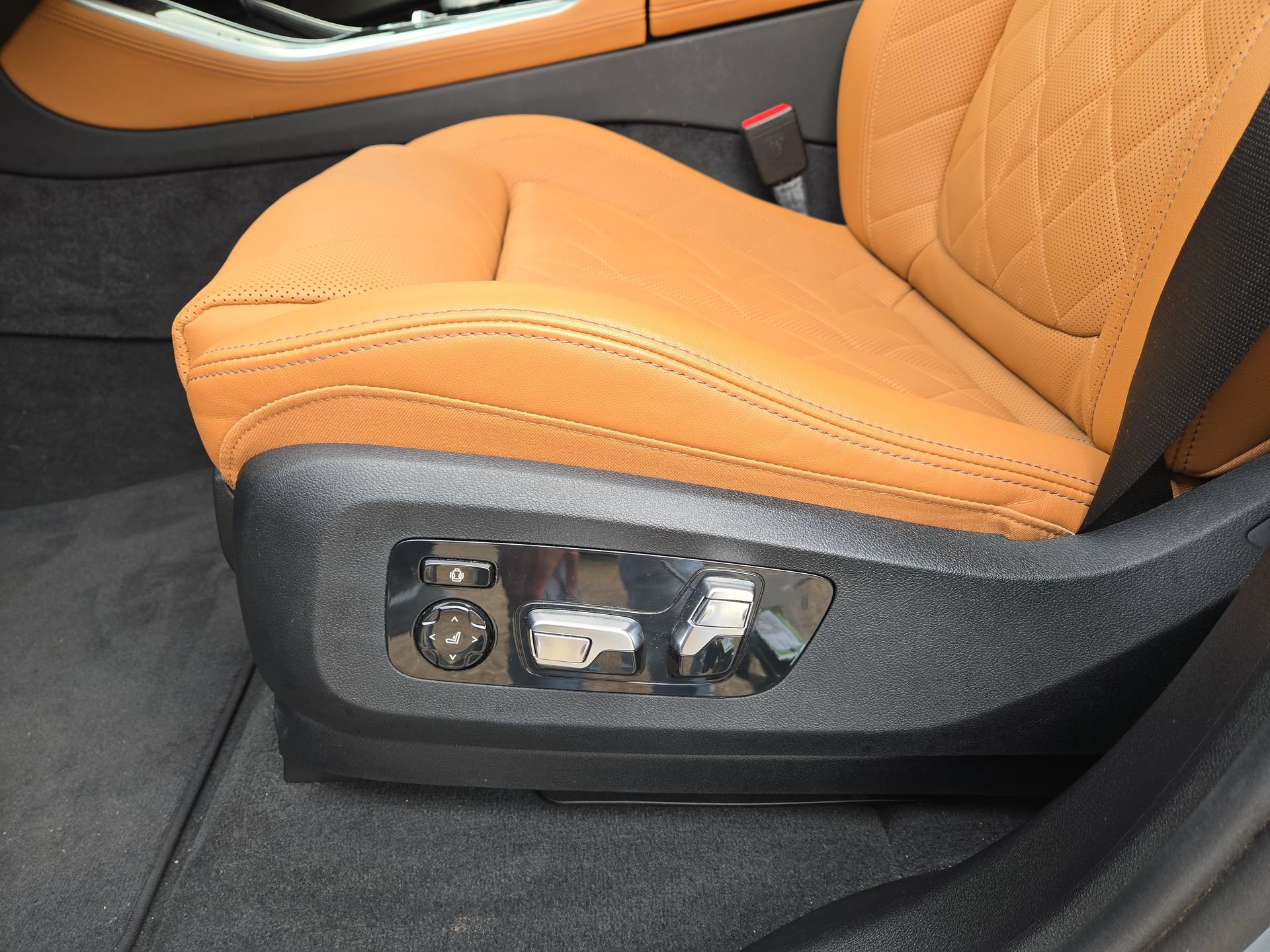 Used 2024 BMW X5 xDrive40i w/ M Sport Package AWD/4WD image 17