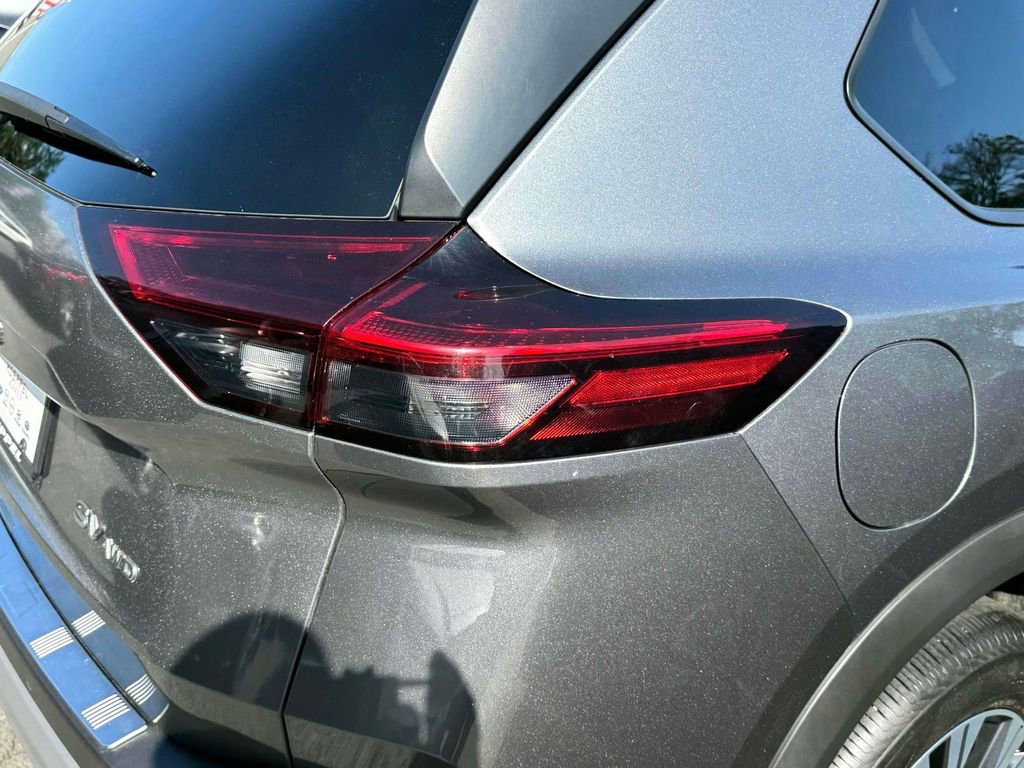 Used 2023 Nissan Rogue SV image 8