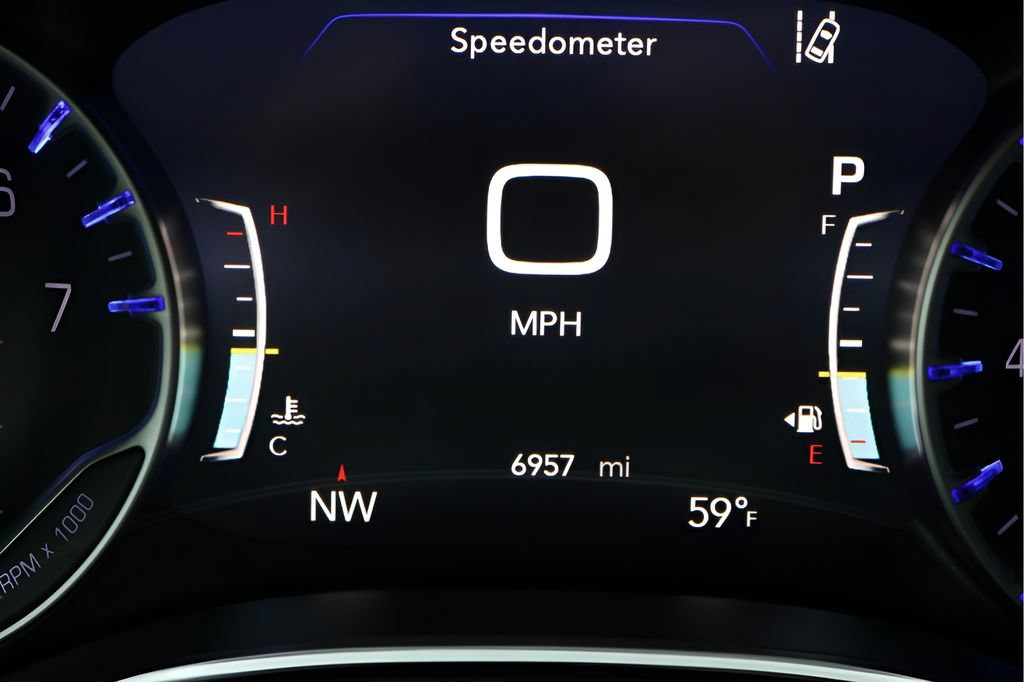 Used 2025 Chrysler Pacifica Limited FWD image 32