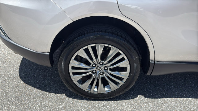 Certified 2023 Toyota Venza XLE AWD/4WD image 12