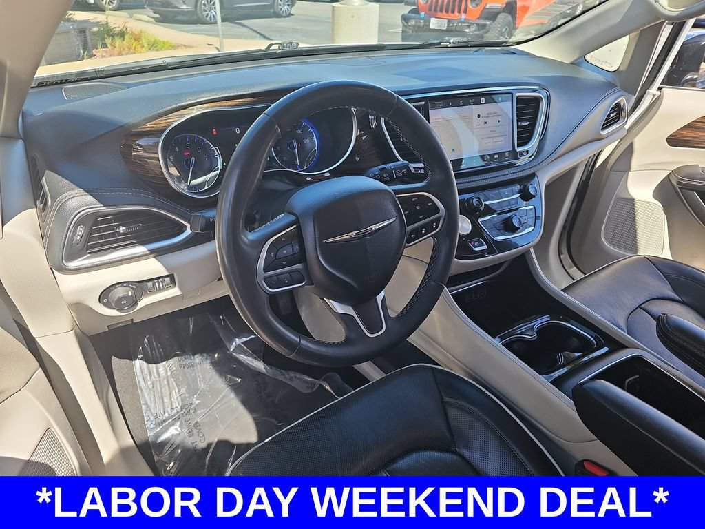 Used 2023 Chrysler Pacifica Limited FWD image 17