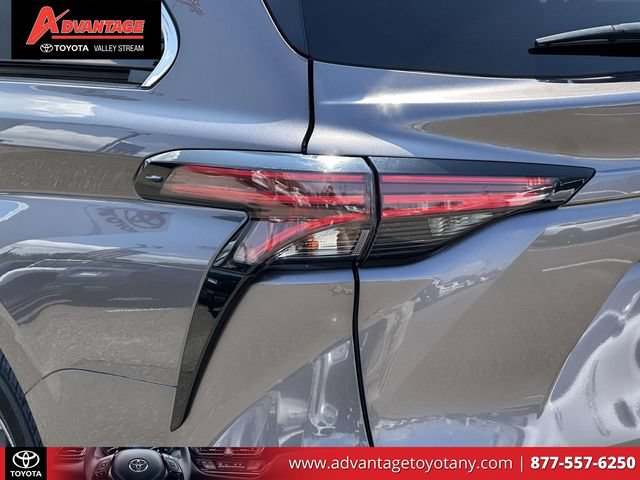Used 2022 Toyota Sienna XLE w/ XLE Plus Package FWD image 12